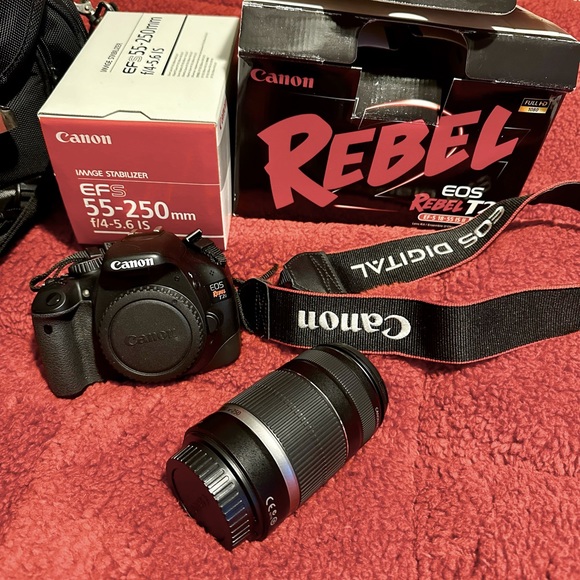 Canon Rebel EOS T2i digital camera  extra long lens and bag